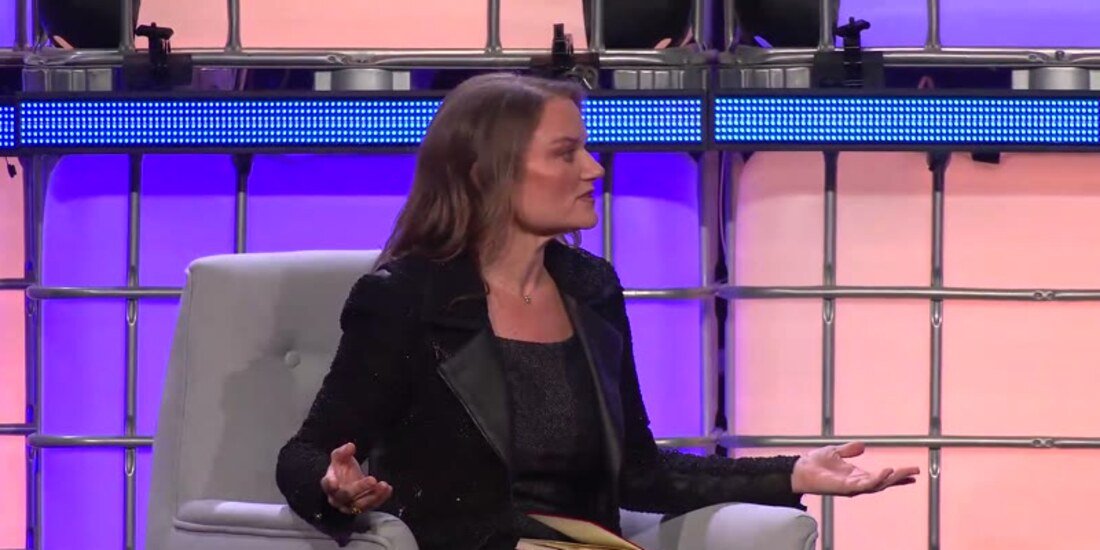 Jennifer Strong framing a topic with her notes on stage